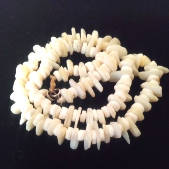 Vintage Puka Chipped Shell Unisex Necklace 16 Inches With Spring Ring Closure - Picture 2 of 4